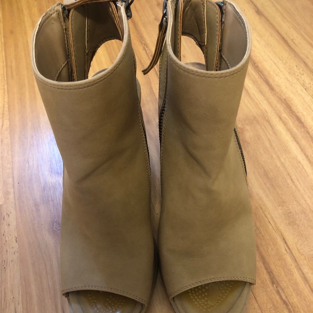 DV Opened Toes Booties